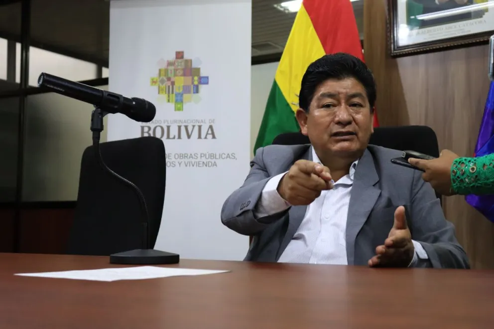  El ministro de Obras Públicas, Servicios y Vivienda, Edgar Montaño, en la conferencia de este martes. Foto: APG