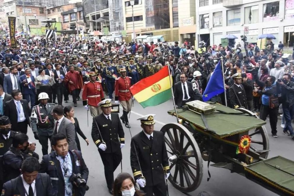 Traslado de urnas, una actividad en torno a los actos por el Día del Mar. Foto: ABI 