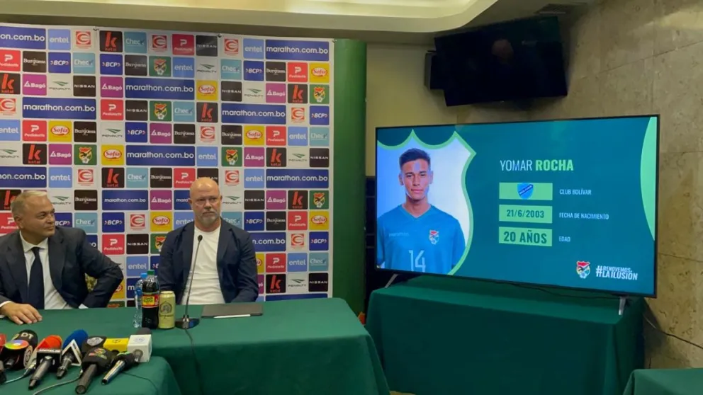 Fernando Costa (izq.), presidente de la FBF , y Zago durante la conferencia. Foto: Jorge Asturizaga.