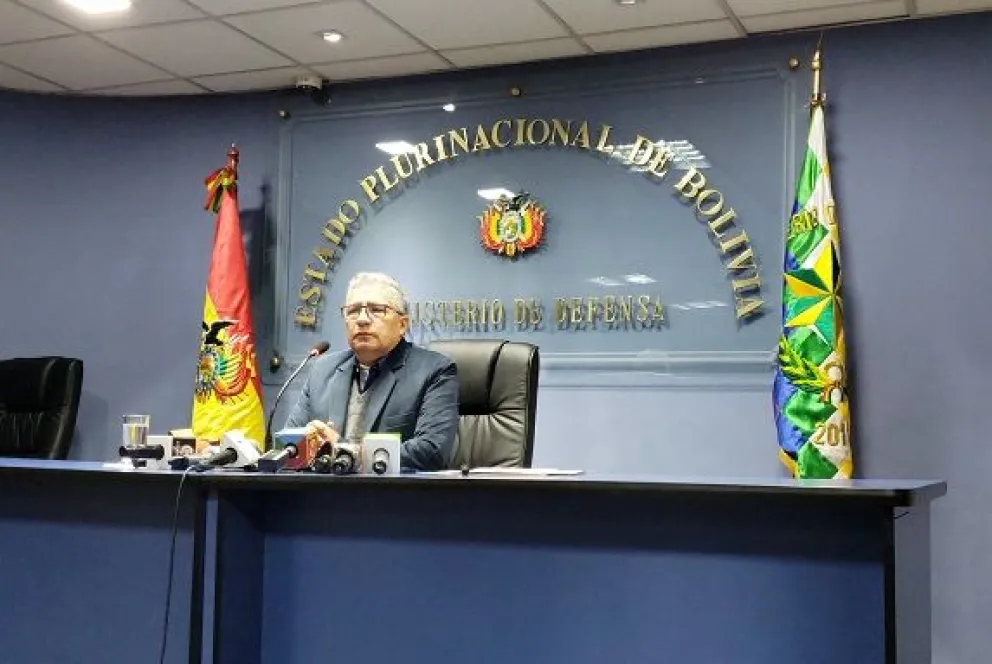 El ministro de Defensa, Edmundo Novillo, hoy, en conferencia de prensa. Foto: Carlos Quisbert