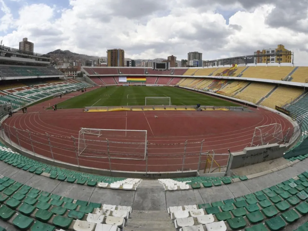 El estadio Hernando Siles necesita mejoras en el gramado, pero sus autoridades no aceptaron ingresar a un programa. Foto: Trome.com