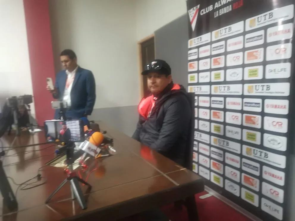 Oscar Villegas en la conferencia de prensa en Villa Ingenio. Foto Jhony Mollinedo