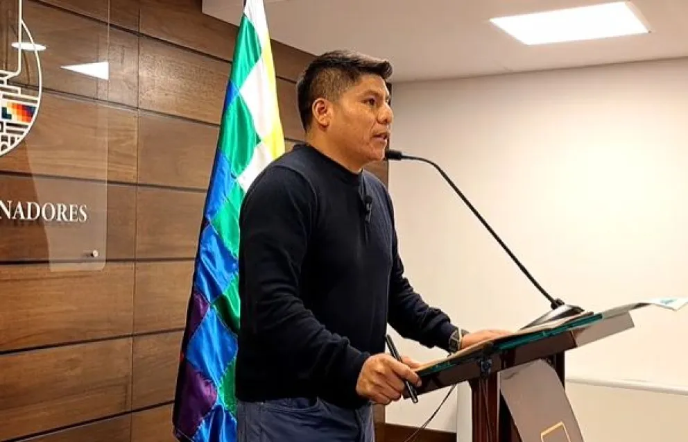 El senador del MAS, Leonardo Loza, brinda conferencia de prensa. Foto: captura.
