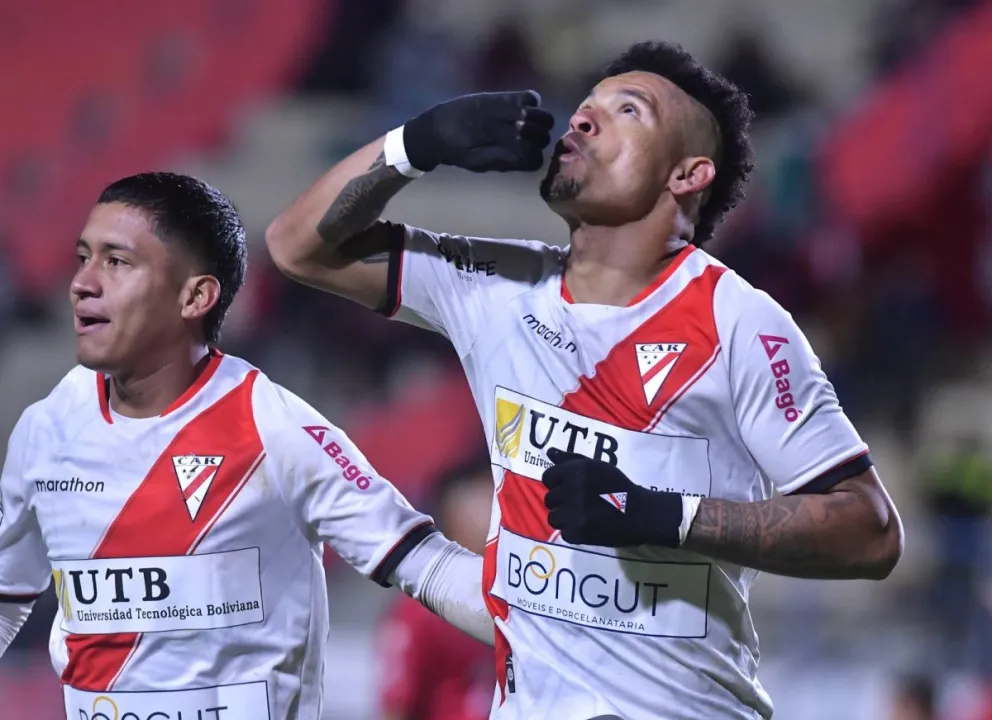 Del valle celebra besando al cielo, tras anotar el único gol del partido. Foto APG