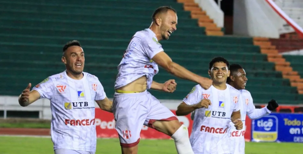 El salto de Juan Godoy en la celebración de su gol, el de la victoria sobre FC Universitario en Sucre. Foto: APG