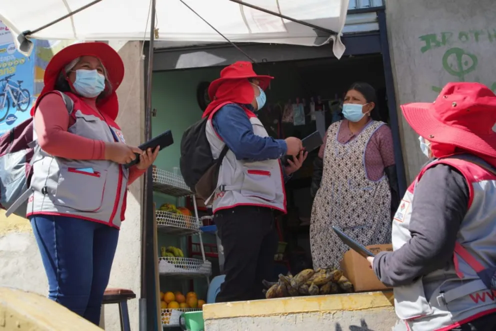 Personal del INE se entrevista con una ciudadana. Foto. ABI
