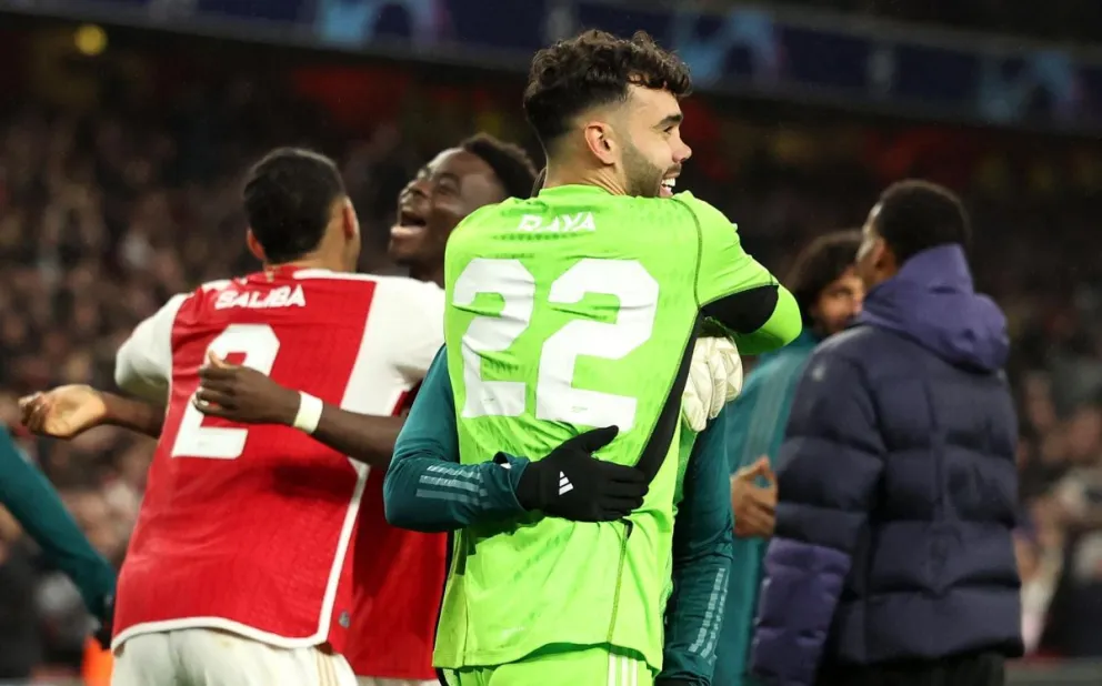 El golero español celebra con sus compañeros, tras vencer en la definición de penales. Foto EFE