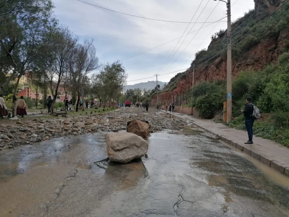 Grandes piedras en la vía hacia Mallasa. Fotos: Vecinos de la zona.
