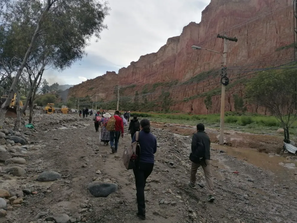 Estado en el que quedó la vía a Mallasa ayer miércoles. Foto: Vecinos de la zona.
