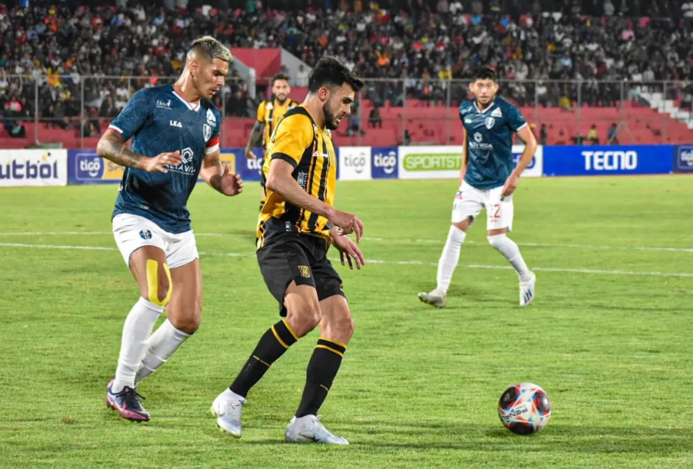 Triverio, el goleador del Tigre, controla la pelota marcado por un defensor de Tomayapo en el partido del año pasado. Foto: club The Strongest
