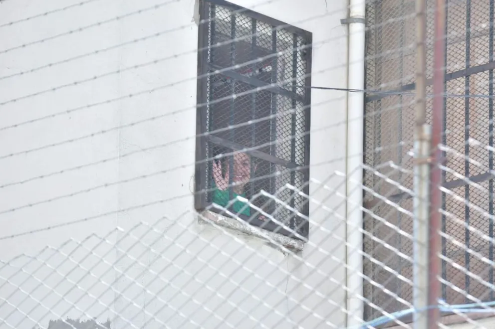 Jeanine Añez saluda desde la ventada, en el penal de Miraflores de La Paz, este miércoles. Foto: APG