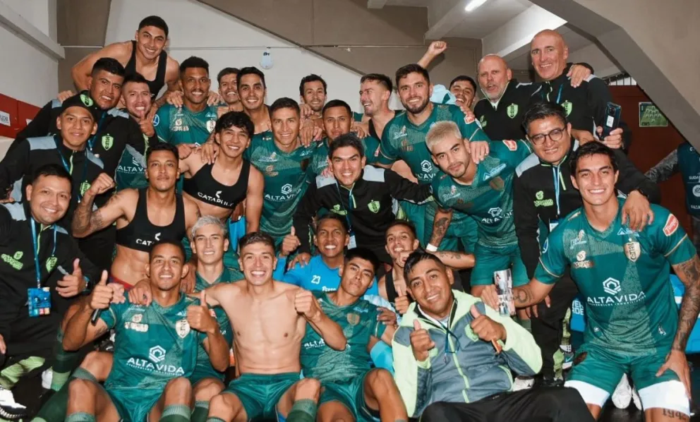 Jugadores de Tomayapo celebran la clasificación a fase de grupos, después de ganarle a Wilstermann. Foto: club Real Tomayapo