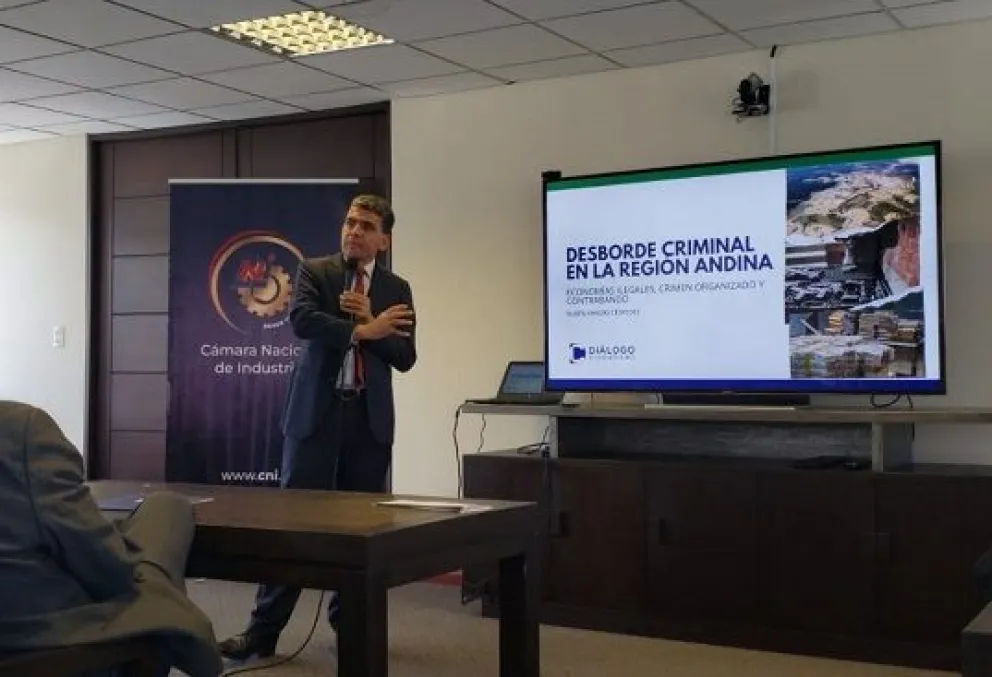 El exfiscal Chileno, Carlos Gajardo, en la presentación de la encuesta de la CNI. Foto: Carlos Quisbert  