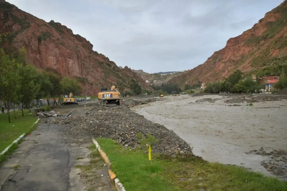 Maquinaria pesada de la Alcaldía paceña trabaja en la zona Amor de Dios tras el desborde del río La Paz. Foto: GAMLP