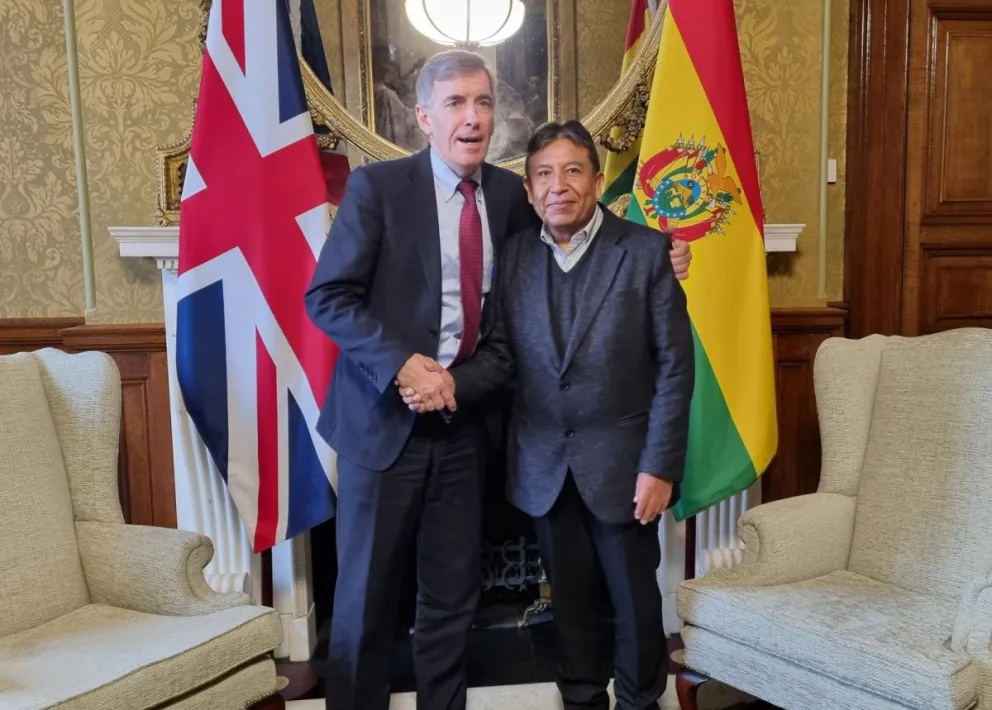 Choquehuanca junto al jefe de relaciones exteriores del Reino Unido. Foto: VPEP