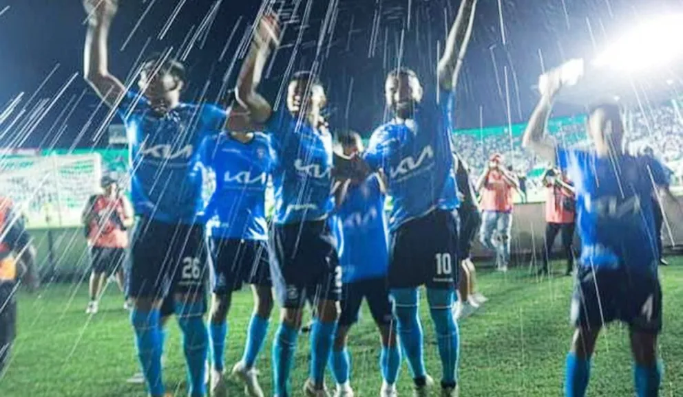 Los jugadores de Blooming celebran un gol en un partido anterior. Foto Luis Lijerón