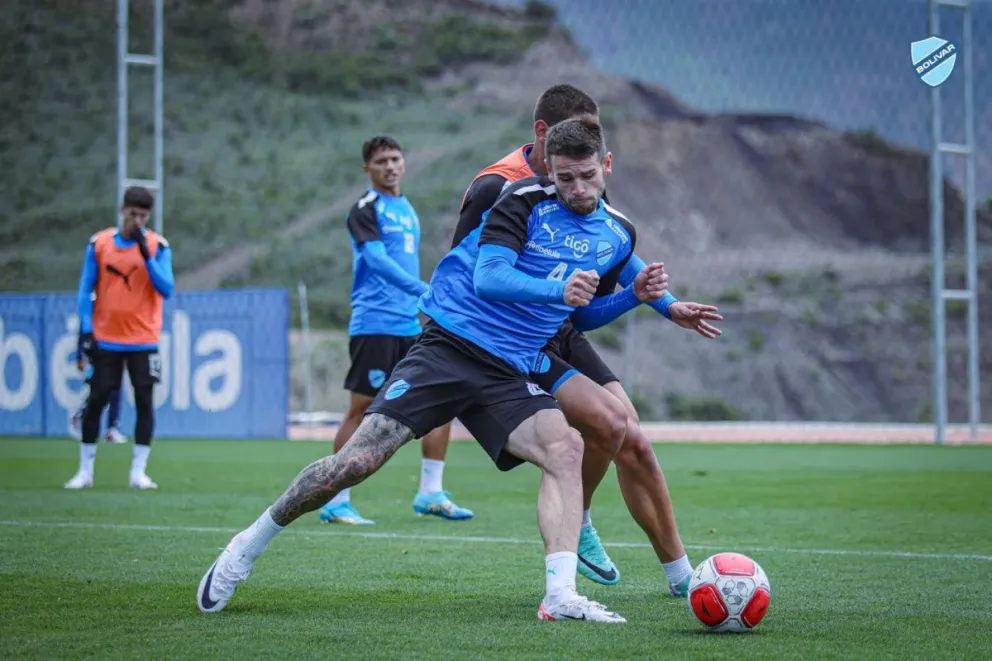Orihuela lucha por la pelota en una práctica celeste. Foto: Club Bolívar.