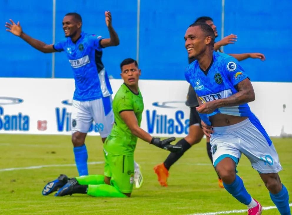 El festejo de los jugadores de CD San Antonio tras la conquista del segundo gol. Foto APG