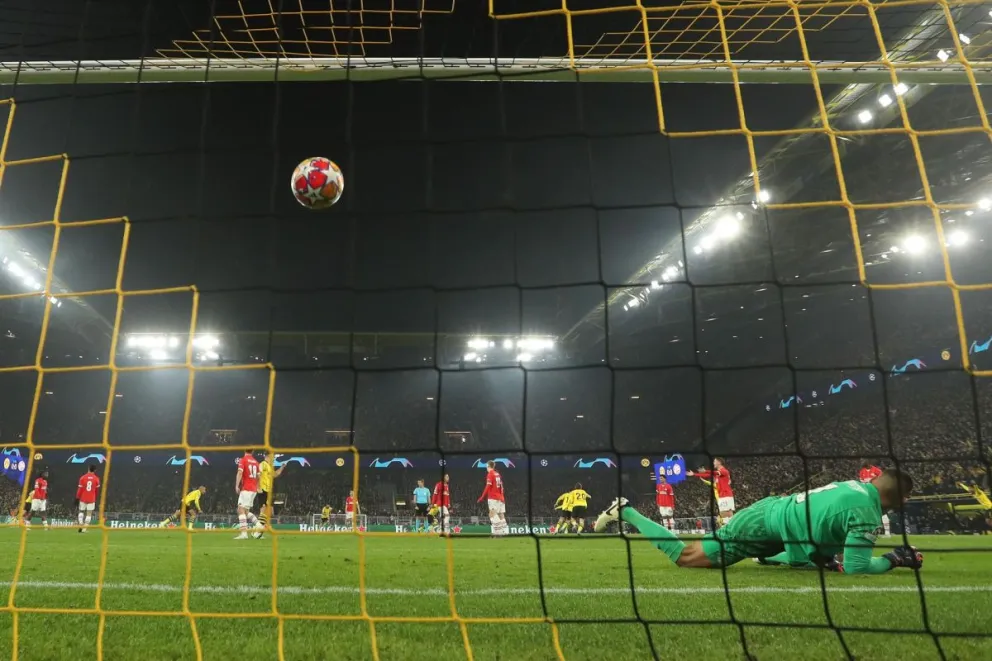 El portero del PSV Eindhoven Walter Benitez (d) no puede detener el remate de Sancho. Foto: EFE