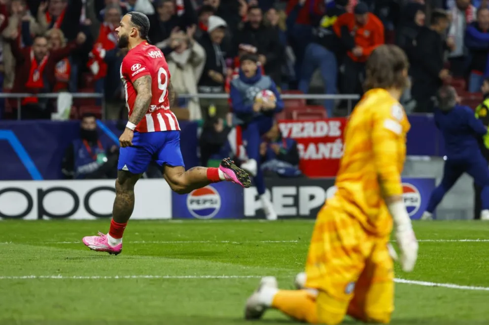 El delantero del Atlético Memphis Depay (i) celebra tras marcar el segundo gol ante el Inter, durante el partido de vuelta de los octavos de final de la Liga de Campeones en el estadio Metropolitano. Foto: EFE