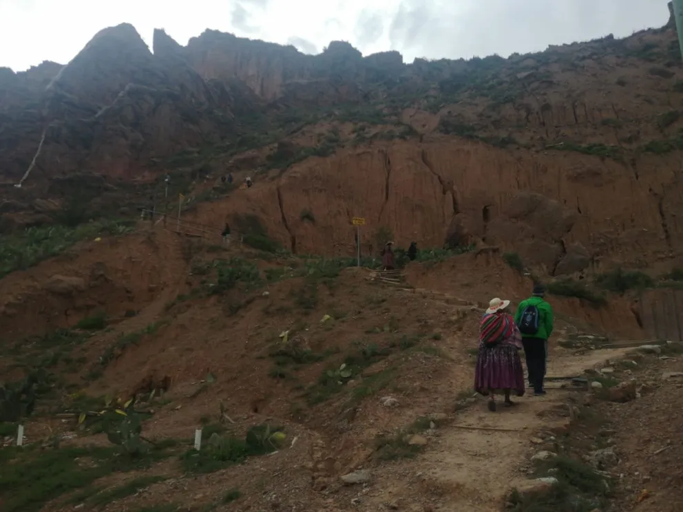 Pobladores de la zona recorren el Camino de las Águilas para superar el deslizamiento. Foto: Leny Chuquimia / Visión 360  