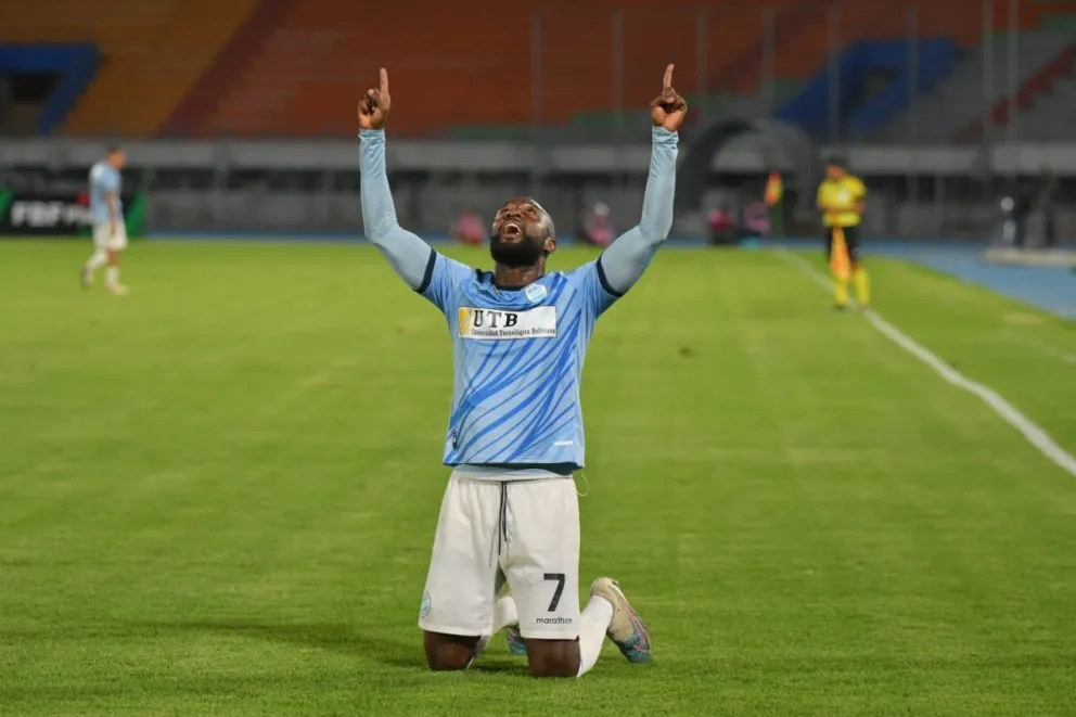 Blanco señala al cielo, dedicando uno de sus dos goles al Creador. Foto APG