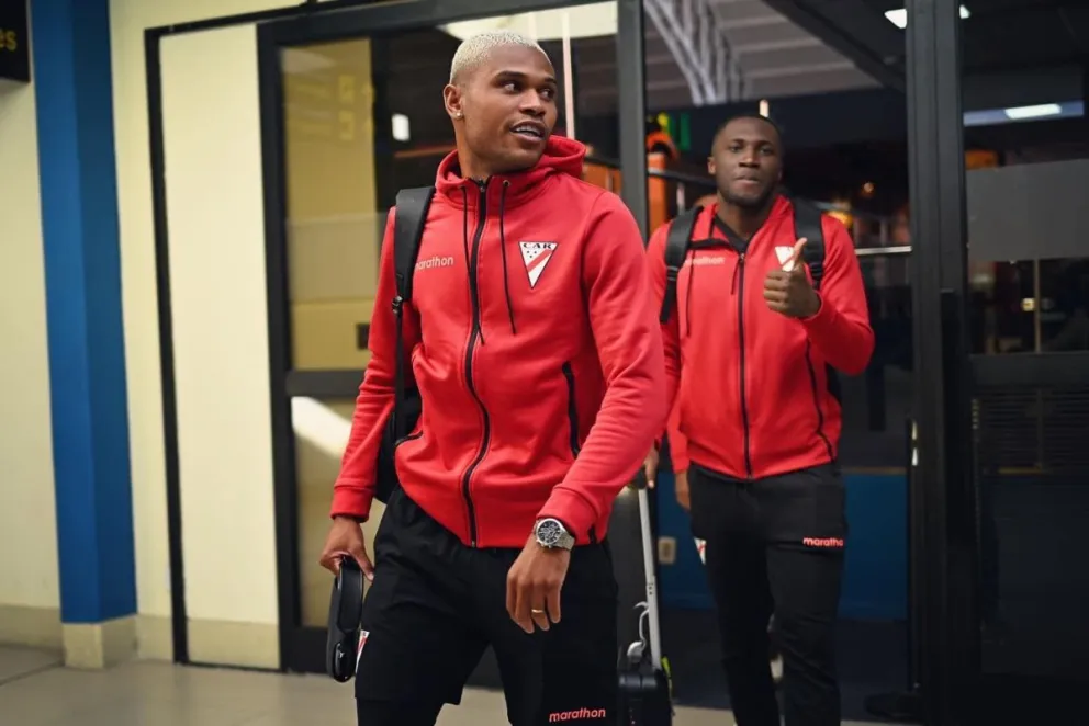 Wesley da Silva y Luis Caicedo, expresan su optimismo, en la partida del aeropuerto de El Alto. Foto Always Ready