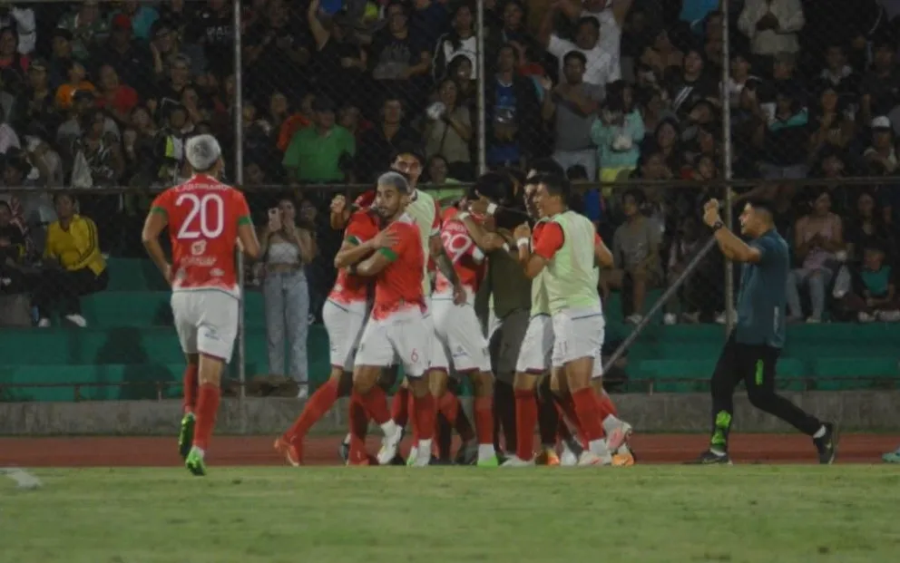 Los jugadores de Toamyapo celebran el primer gol de Matías Noble. Foto: APG