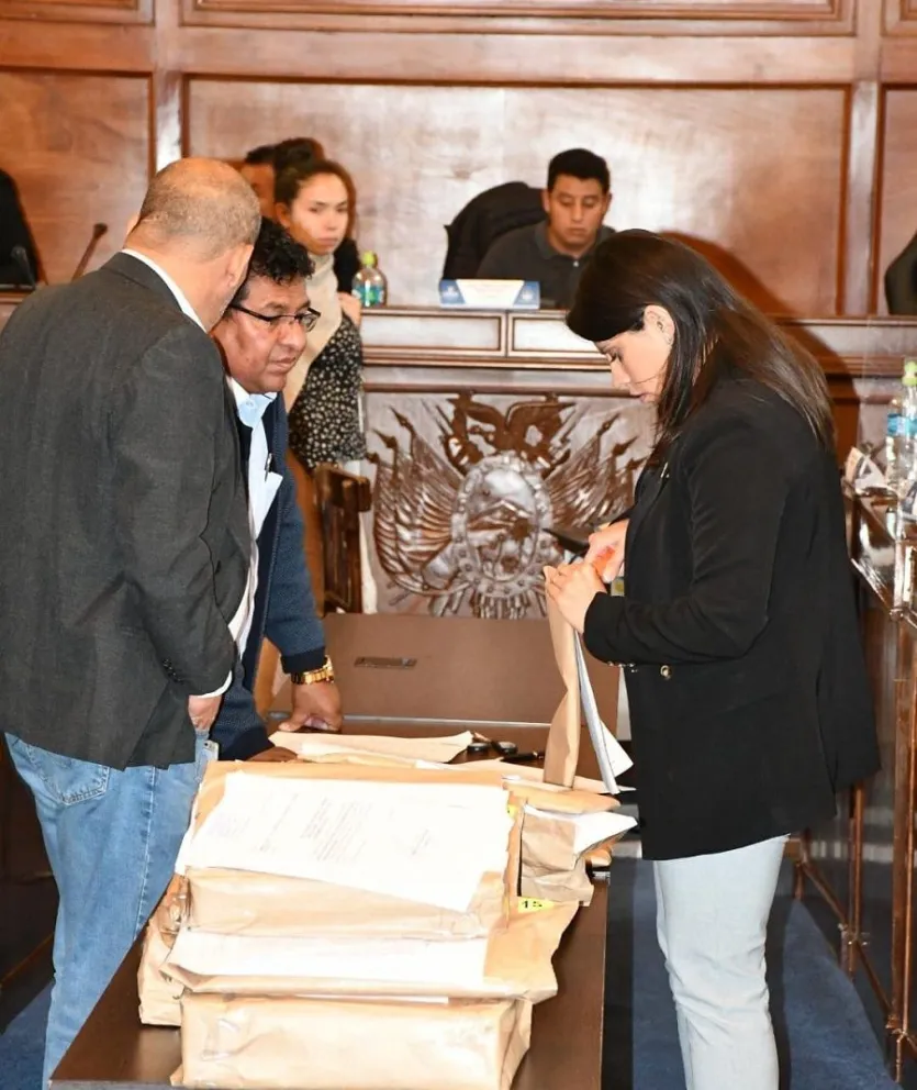 La senadora Andrea Barrientos en la apertura de los sobres. Foto: Cámara de Senadores