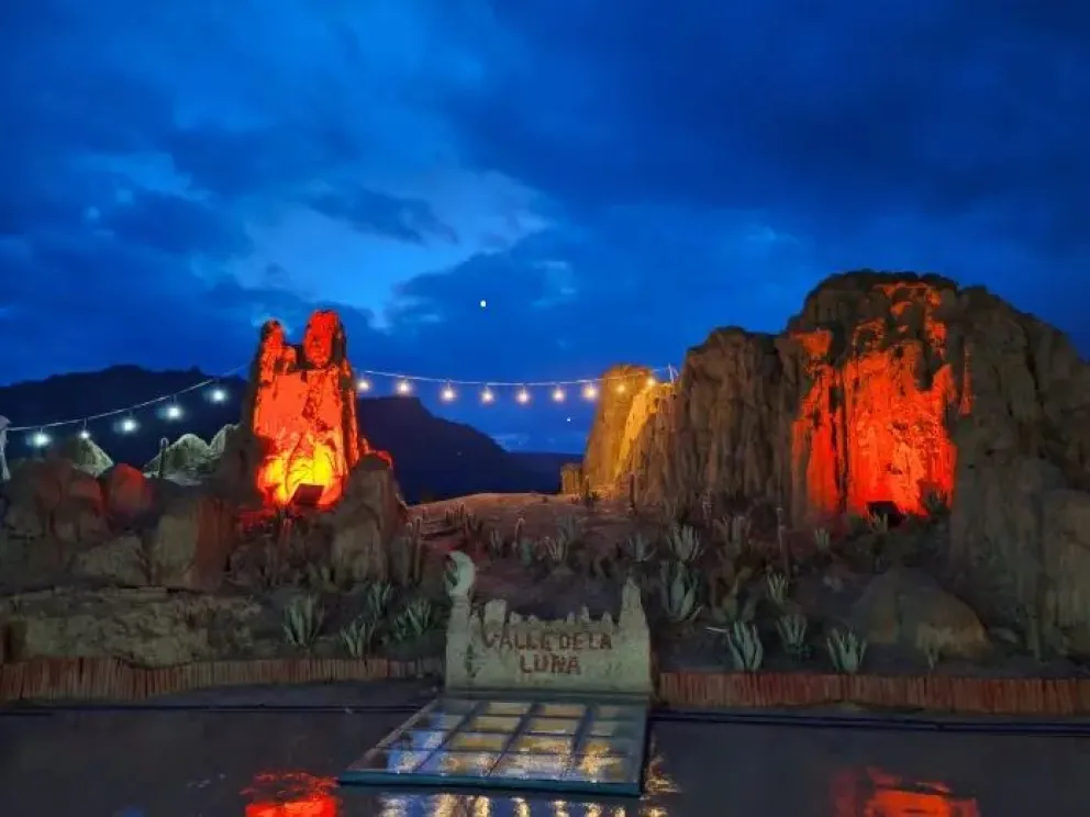 Vista del Valle de la Luna con iluminación, el lugar es un atractivo turístico de La Paz. Foto: Gobierno Autónomo Municipal de La Paz