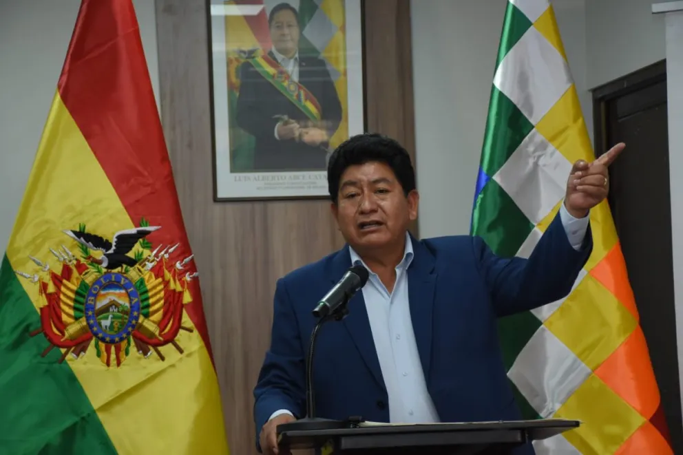 El ministro de Obras Públicas, Édgar Montaño, durante la conferencia de hoy. Foto: APG