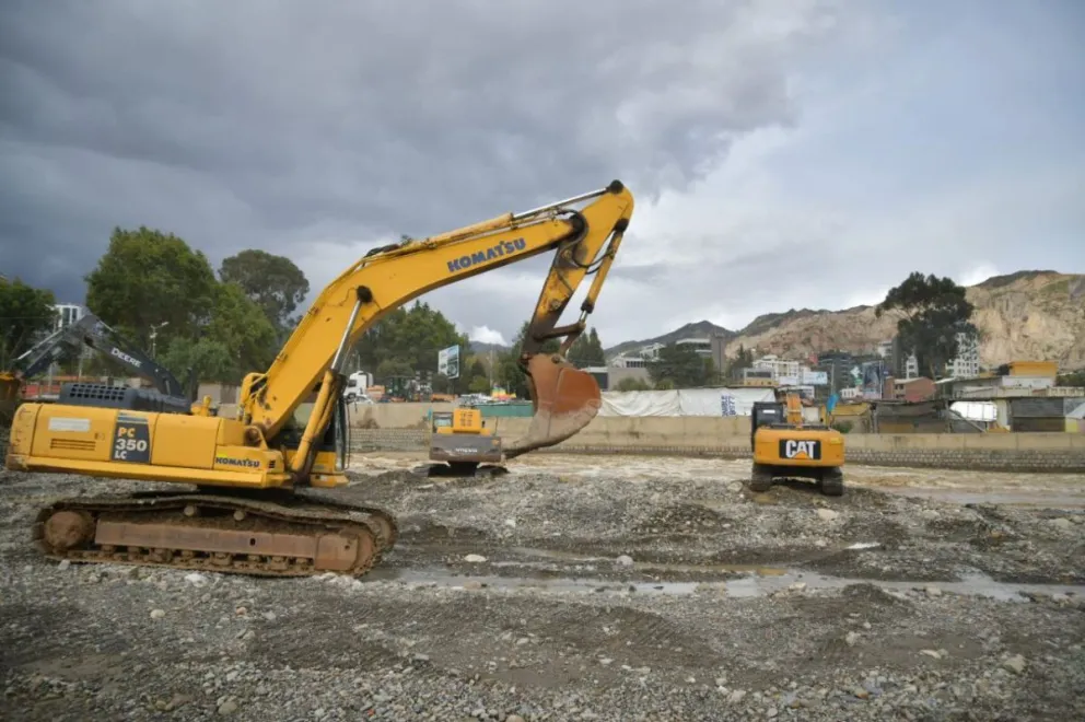 Con maquinaria pesada, obreros realizan trabajos de prevención en ríos de la zona Sur. Foto: GAMLP