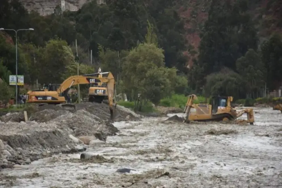 Maquinaria pesada realiza trabajos en en el río para evitar nuevos desbordes en la zona de Aranjuez y Mallasa. Foto: Alcaldía de La Paz