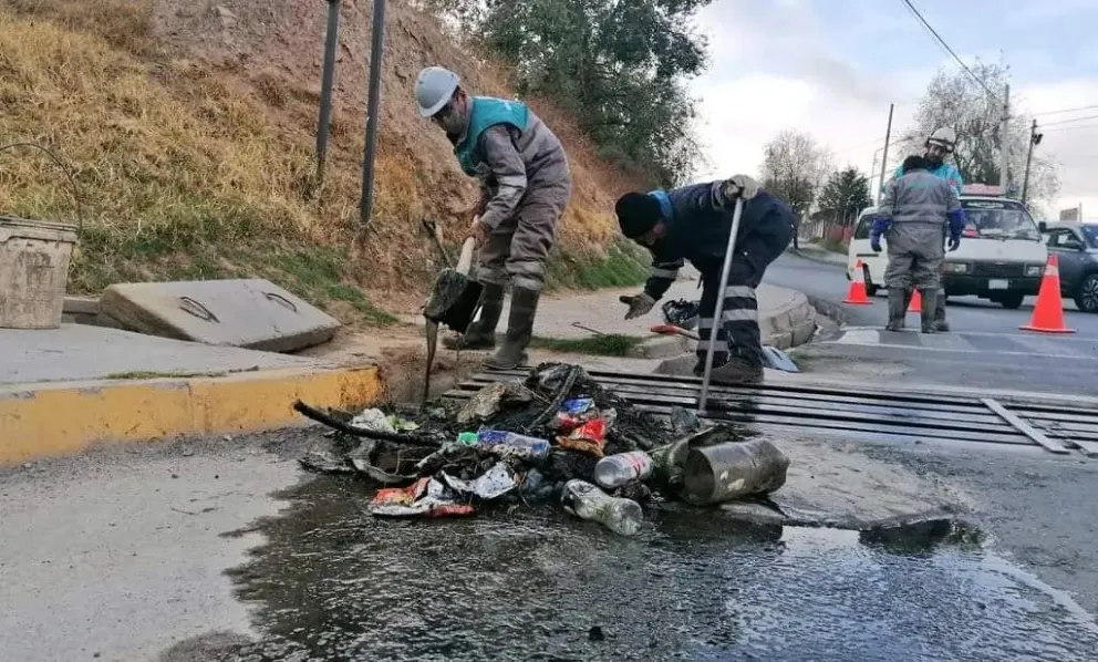 La basura tapa los sumideros y causan emergencias. Foto: AMUN 