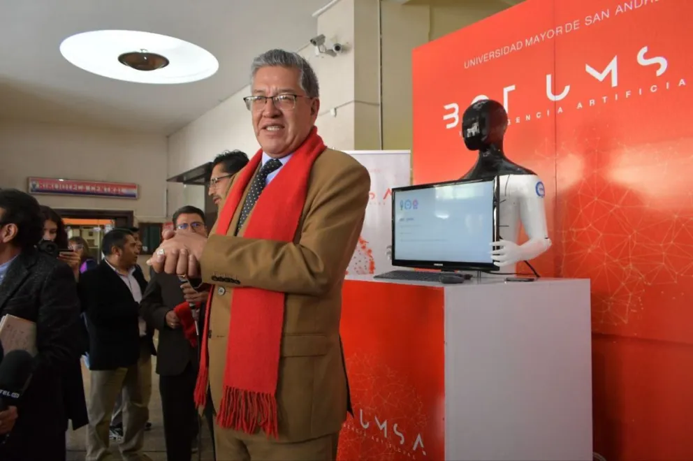 El rector de la UMSA, Óscar Heredia en la presentación del chatbot. Foto: Prensa UMSA. 