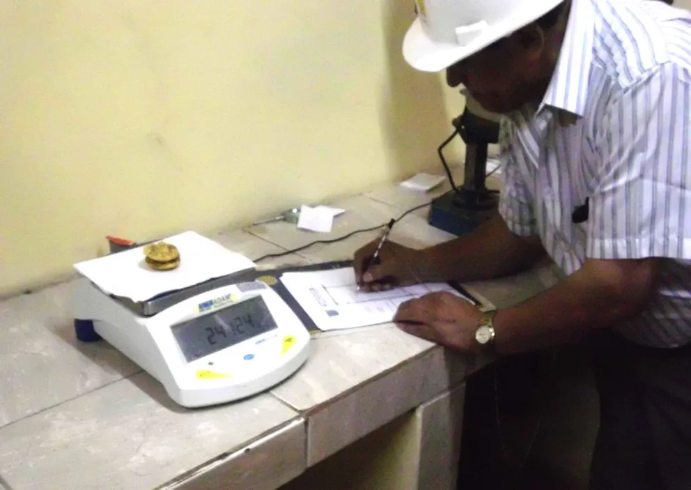 Un funcionario pesa el oro comprado por la Empresa Boliviana de Oro. Foto: Comibol