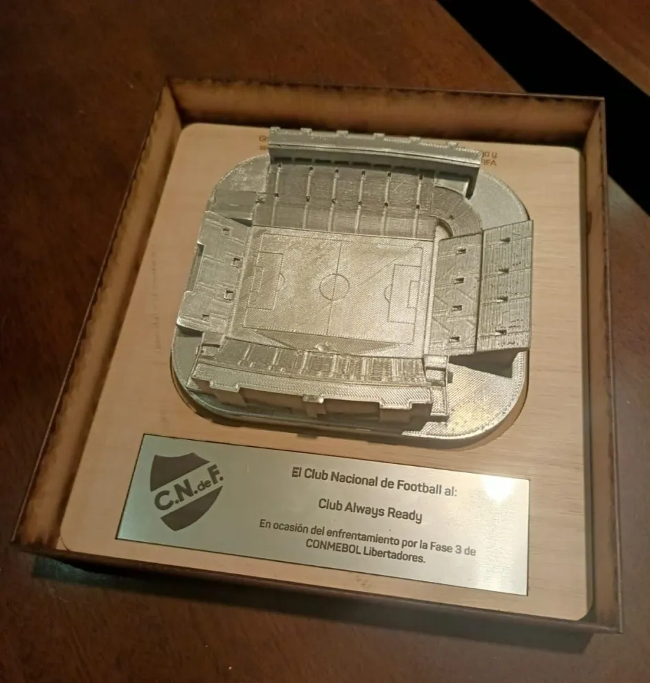 La plaqueta que le entregó la dirigencia de Nacional al presidente de Always Ready, Andrés Costa. Foto Código Deportivo