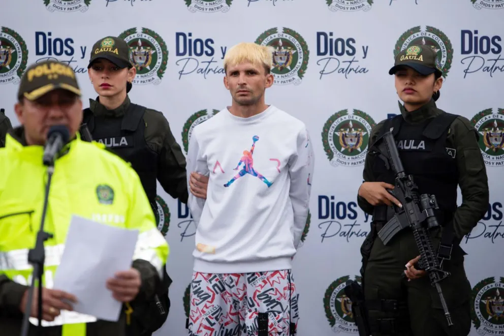 Policías colombianos custodian a John Alberto Uzcátegui Rondón, alias Gocho. Foto: EFE