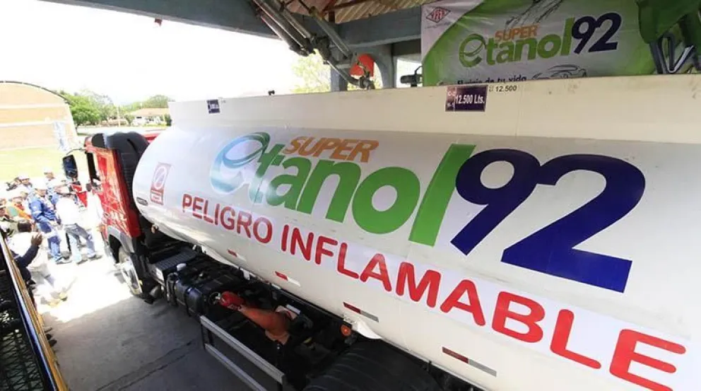 Cisterna de YPFB con el combustible Super etanol 92. Foto: Ministerio de Hidrocarburos.