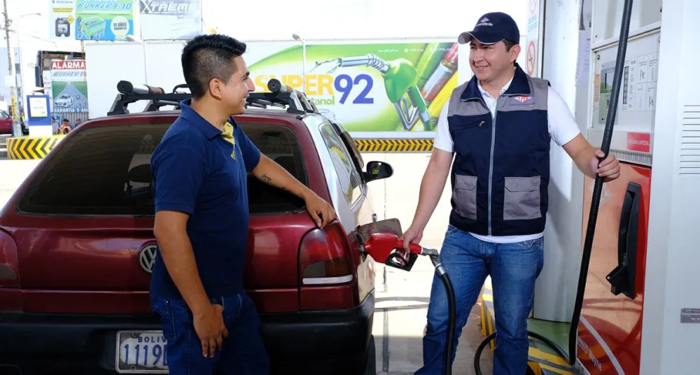 Carga de combustible en una estación de servicio con la promoción de etanol. Foto: YPFB
