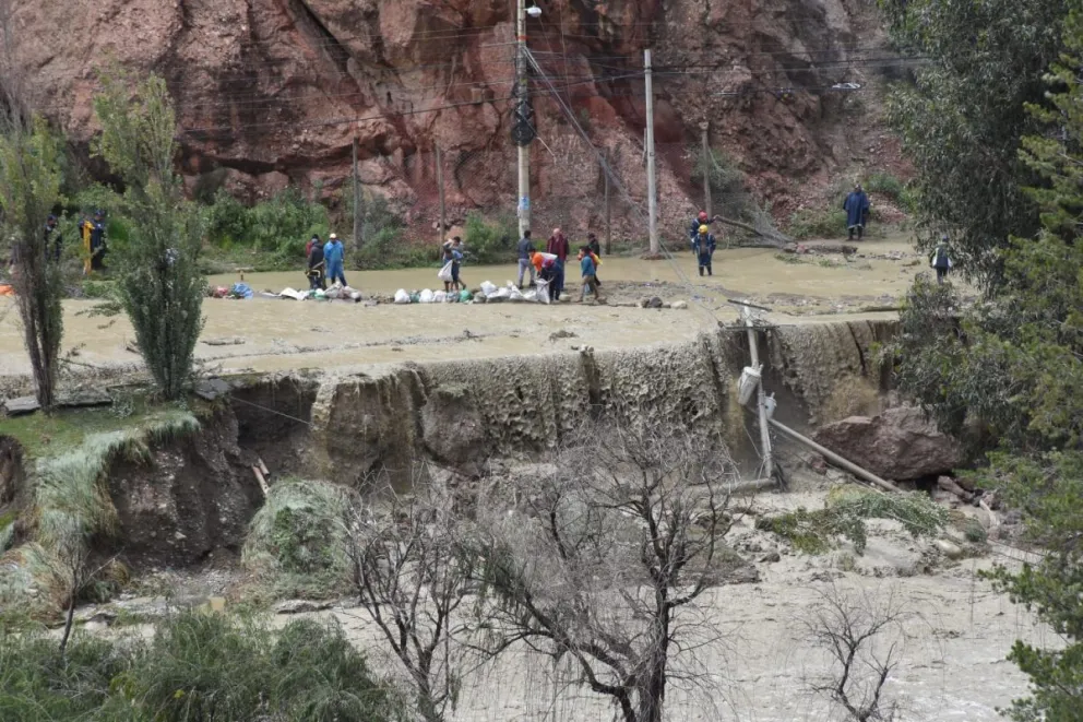 Los desbordes afectaron vías troncales, alumbrado público y viviendas.     Foto: APG
