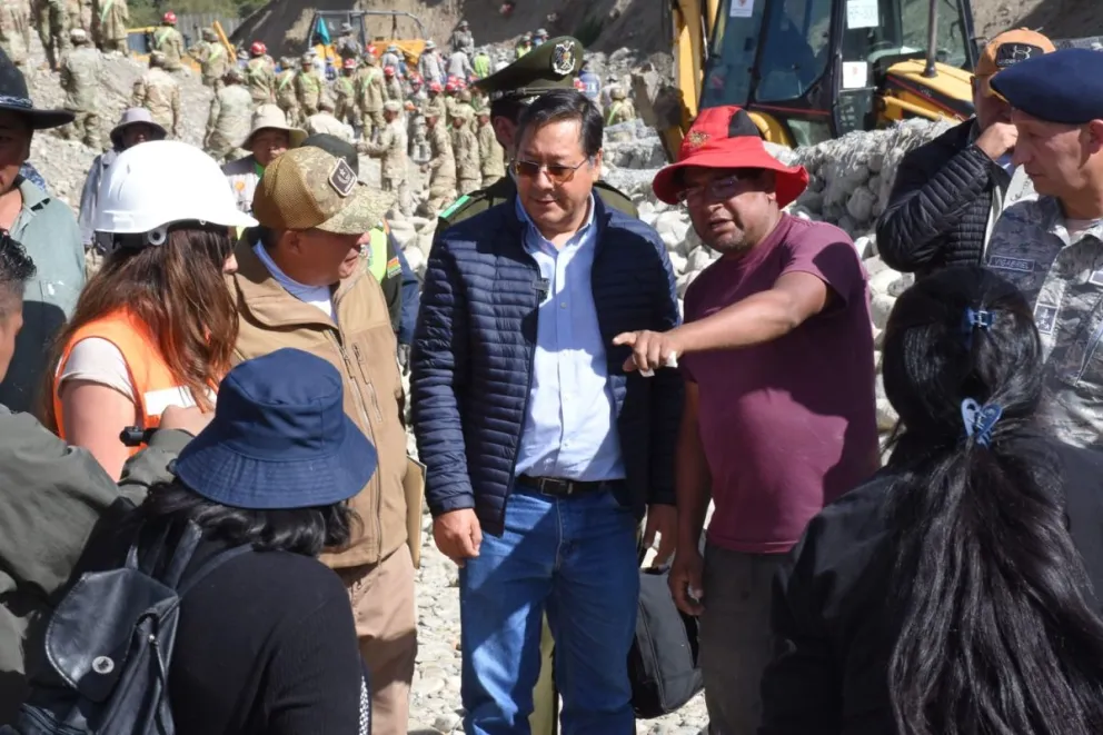 El presidente Luis Arce inspecciona las obras en la zona Gramadal, en La Paz. Foto: APG.