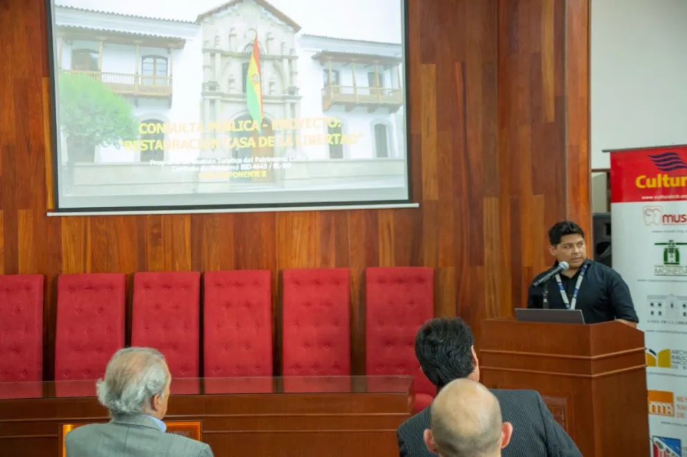 Funcionario de la Casa de la  Libertad presenta los planes de restauración.    FOTO: FCBC