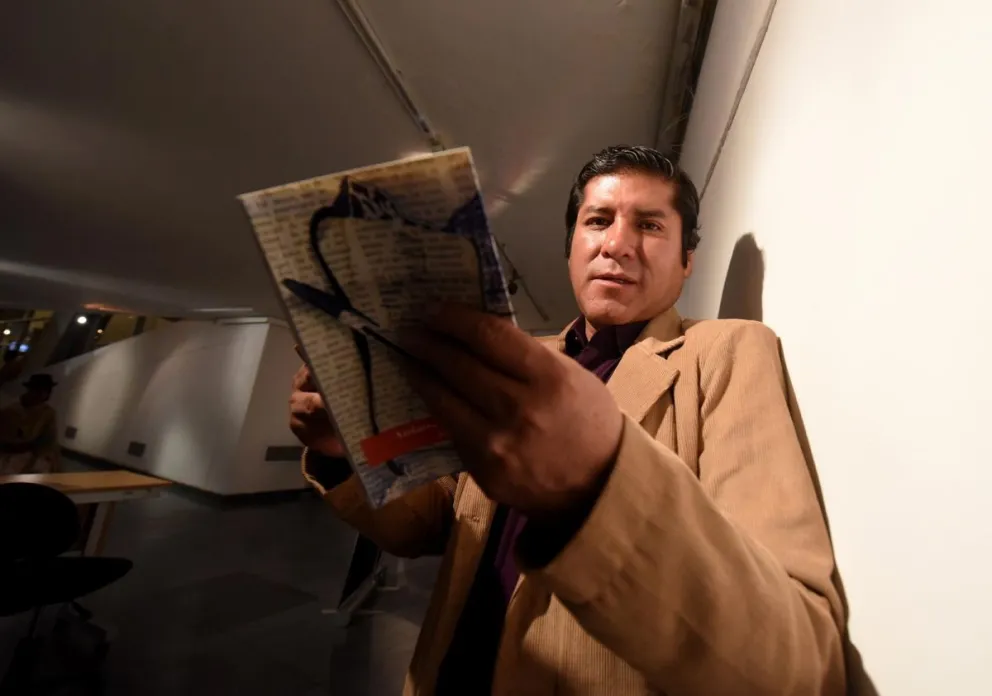 Jorge Quispe sostiene su primer libro de crónicas   FOTO: Jorge Quispe