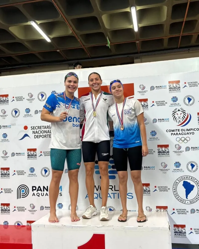 Ribera (centro) en el podio de premiación en Paraguay. Foto: Club Deportivo Medley.