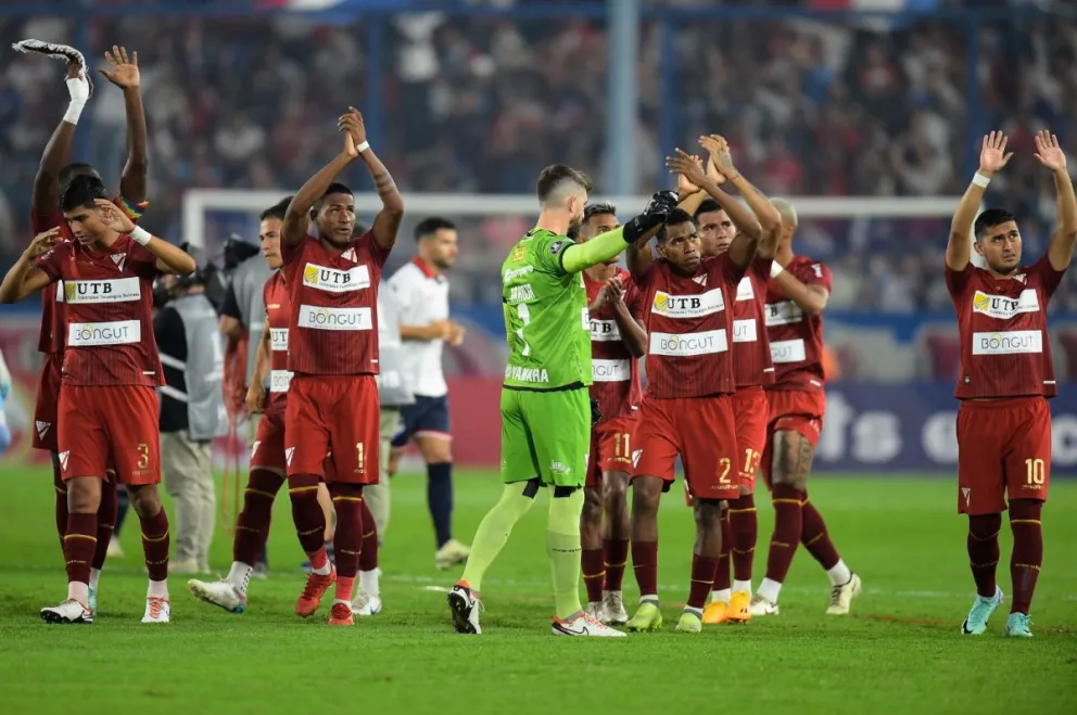 Los jugadores de Always saludan al público en el último partido ante Nacional. Foto APG