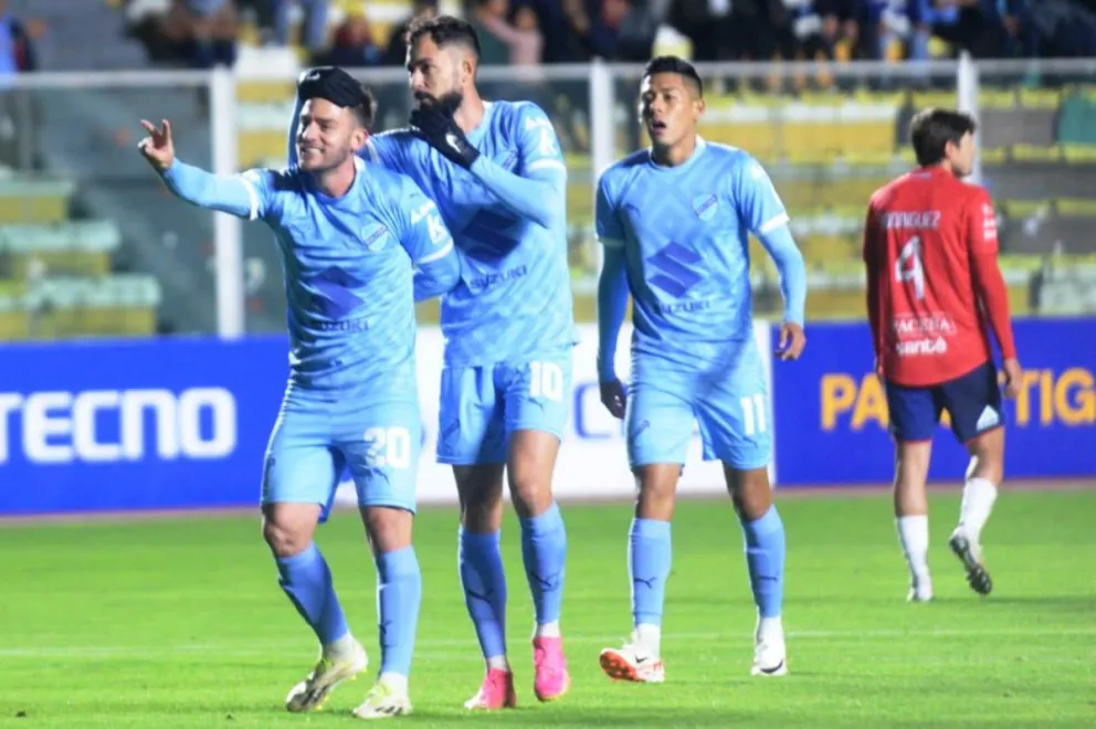 Saucedo (izq.) festeja su tanto con Savio (10) y Vaca. Foto: Andrés Rojas.