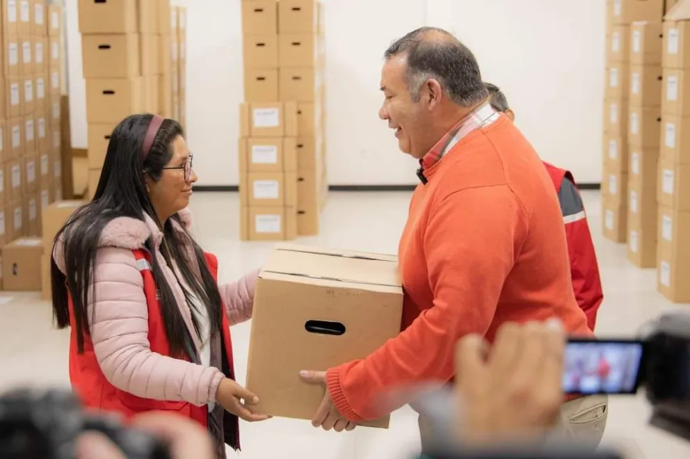El director del INE, Humberto Arandia, entrega una caja censal a la alcaldesa de El Alto, Eva Copa. Foto: Gobierno Municipal de El Alto.