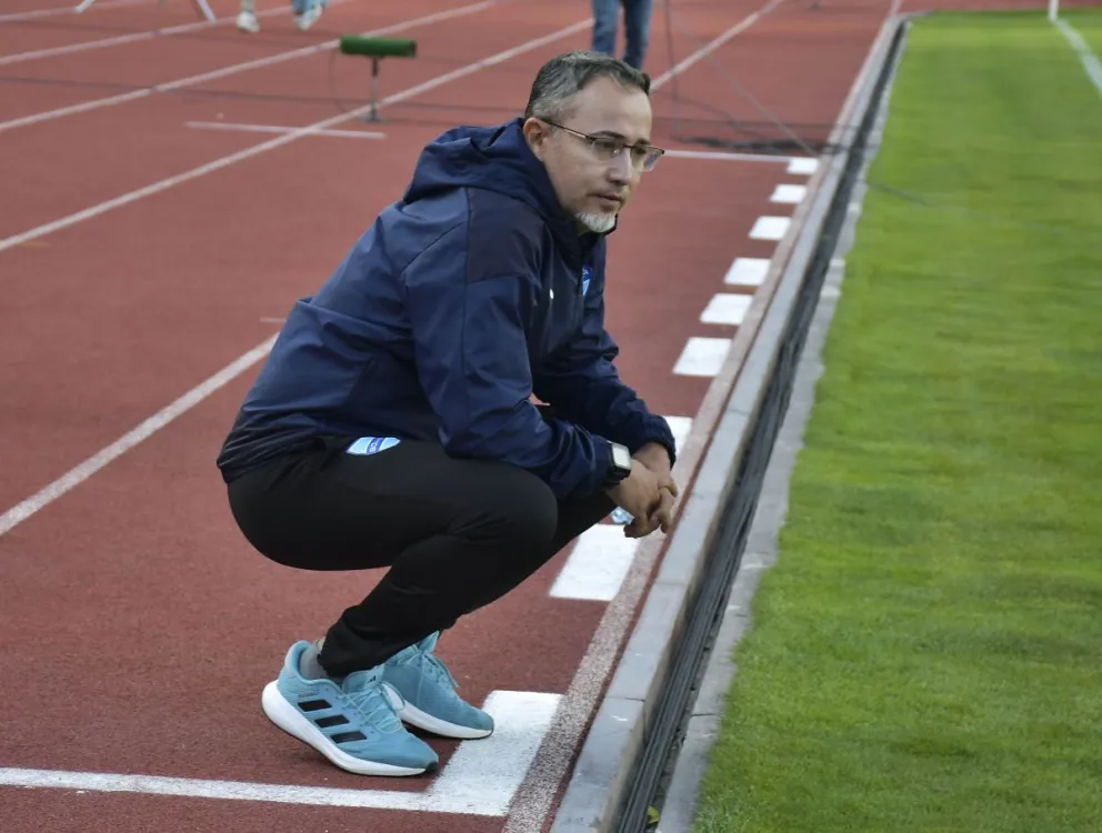 Robatto mira el partido en el Siles. Foto: APG.