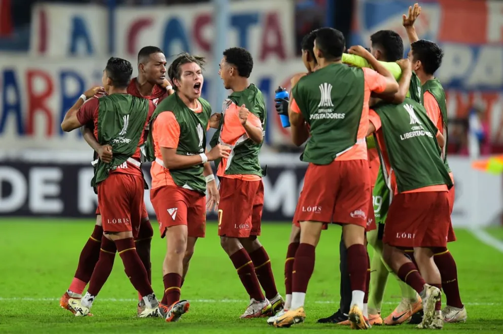 Los jugadores de Always Ready celebran tras el tanto del empate de Darlison. Foto APG